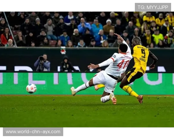 多特布兰特禁区混乱中抽射破门，黄黑军团掌控战局